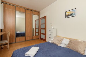 1 bedroom, cribs/infant beds, bed sheets - Batalionów Chłopskich by Renters (Gdynia)