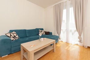 1 bedroom, cots/infant beds, bed sheets