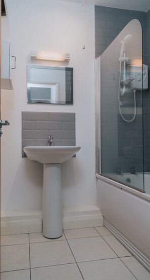 Haartrockner, Handtücher, Seife, Toilettenpapier