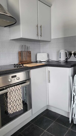 Kühlschrank, Mikrowelle, Ofen, Wasserkocher
