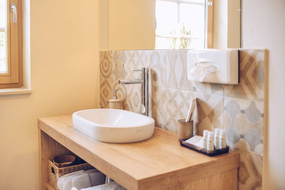 Premium Süit | Banyo | Duş, geniş duş başlığı, ücretsiz banyo/kozmetik ürünleri