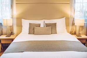 尊荣套房 | 客房内保险箱、办公桌、笔记本电脑工作区、婴儿床