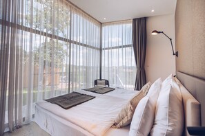 ห้องดีลักซ์สวีท | ตู้นิรภัยในห้องพัก, โต๊ะทำงาน, พื้นที่ทำงานแบบใช้แล็ปท็อป