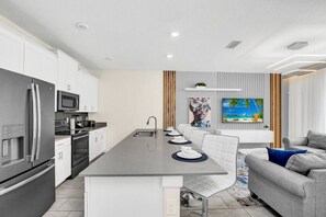 Geladeira, micro-ondas, fogão, cooktop