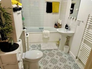 Sèche-cheveux, serviettes fournies, savon, shampoing