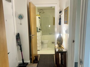 Haartrockner, Handtücher, Seife, Shampoo