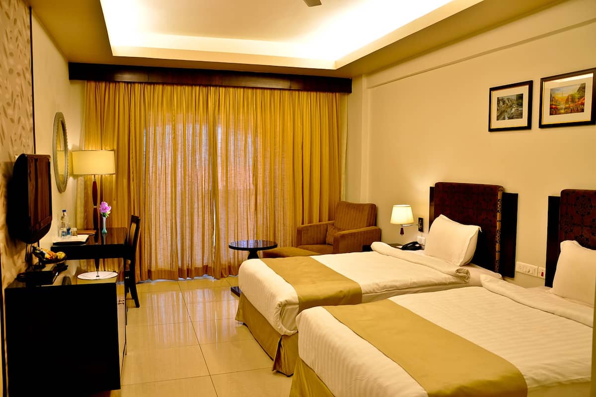 ห้องดีลักซ์ | ผ้าปูที่นอนฝ้ายอียิปต์, เครื่องนอนระดับพรีเมียม,  ตู้นิรภัยในห้องพัก