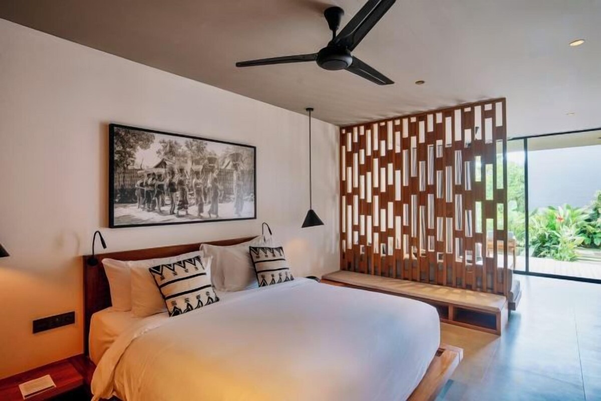 Premium bedding, free minibar items, in-room safe, blackout curtains