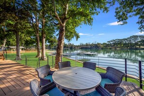 Outdoor dining - NB Lakefront Getaway*Luxury on Lake Dunlap (New Braunfels)