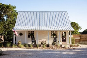 Exterior - 8Sages*Dolly Cottage*Sleeps 4*Private Plunge Pool (New Braunfels)