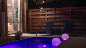 A swimming pool with a wooden deck and lounge chairs. - 8Sages*Texas Forever*Sleeps 6*Private Plunge Pool (New Braunfels)
