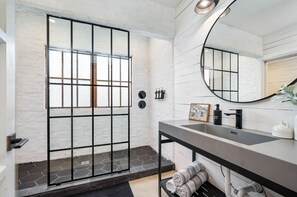 Séchoir à cheveux, serviettes fournies