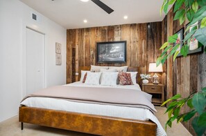 WiFi, bed sheets - 8Sages-Barn Cottage ~ Accommodates 6 ~ Private Plunge Pool (New Braunfels)