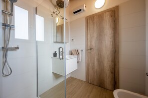 Shower, hair dryer, bidet, towels