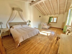 1 bedroom, travel crib, free WiFi, bed sheets - Magical apartment of a farmhouse surrounded by nature (Toscolano Maderno)