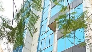 A multi-story building with a sign for a restaurant and a hotel. - West Park Inn (Dhaka)