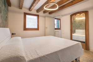 1 habitación, tabla de planchar con plancha y ropa de cama 