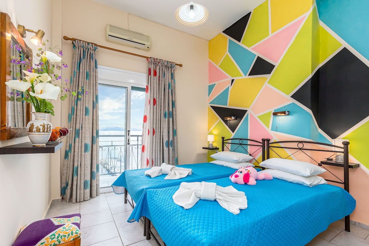 Habitación con 2 camas individuales, vista al mar | Tabla de planchar con plancha, wifi gratis y ropa de cama