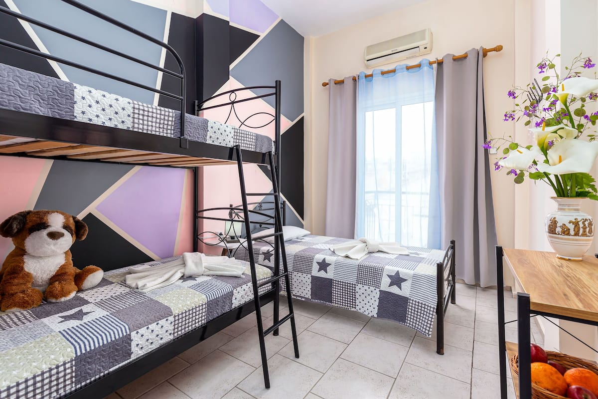 Habitación triple | Tabla de planchar con plancha, wifi gratis y ropa de cama