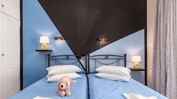 Chambre avec lits jumeaux, vue mer | Fer et planche à repasser, Wi-Fi gratuit, draps fournis