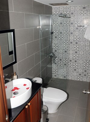 A bathroom with a sink, toilet, and shower. - Hoi An Riverlight (Da Nang)
