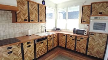Geladeira, micro-ondas, fogão, cooktop