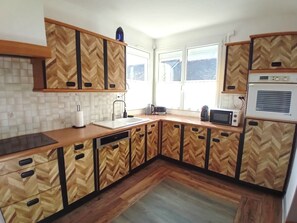 Een koelkast, een microgolfoven, een oven, een kookplaat