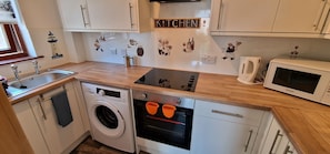 Fridge - Centre of Town, minutes to the beach and transport hubs, private parking! (Nairn)