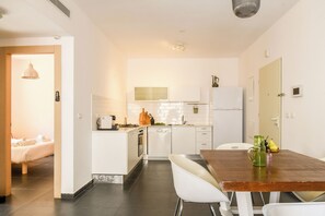 Apartment | In-room dining - Old Jaffa Vintage Dream by Sea N' Rent (Tel Aviv)