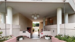 A building entrance with a tiled floor, a staircase, and potted plants. - Duplex T4 avec piscine, 6 couchages, garage, proche plage à Argelès-sur-Mer (Argelès-sur-Mer)