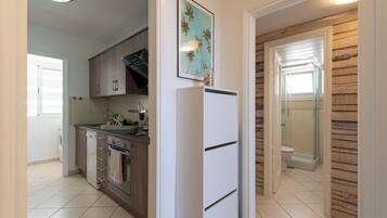 Una cocina moderna con armarios de madera, horno empotrado y refrigerador.