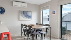 Dining - Penguin Place in Cowes (Cowes)