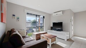 Télévision, lecteur de DVD, livres, vidéothèque