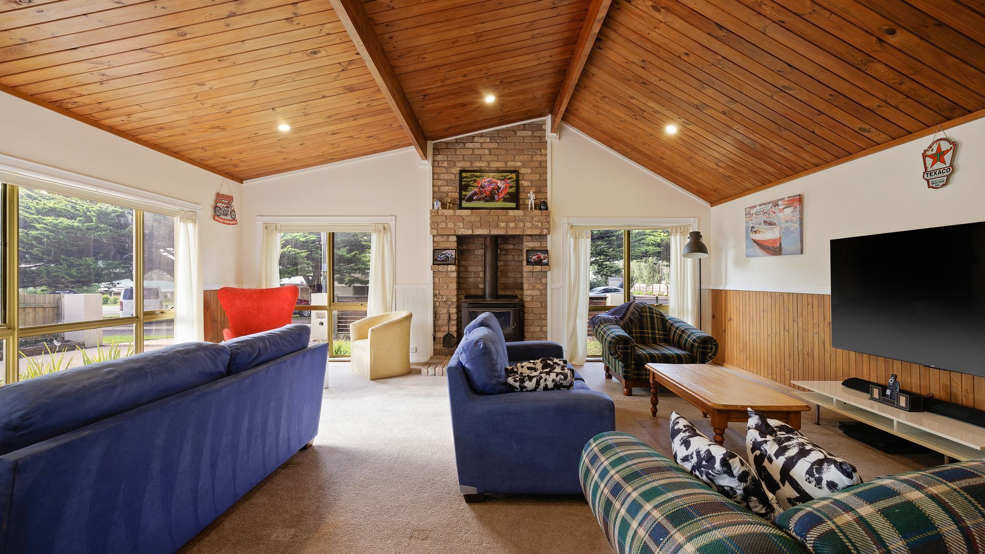 Fernseher, Kamin, DVD-Player