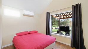 2 habitaciones, tabla de planchar con plancha, cuna de viaje y internet 