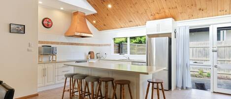 ثلاجة، ميكروويف، فرن، موقد طهي مسطح