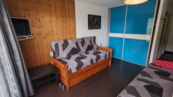 3 bedrooms, iron/ironing board, travel crib, free WiFi