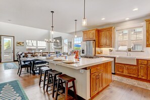 Fridge, microwave, oven, stovetop - Luxury Chalet 7 I Private Hot Tub I Amazing Views I Best Price I Discounted Attractions (Fraser)