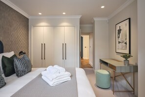 One Bedroom One Bathroom | Safe på rommet, skrivebord og skrivebord for bærbar PC