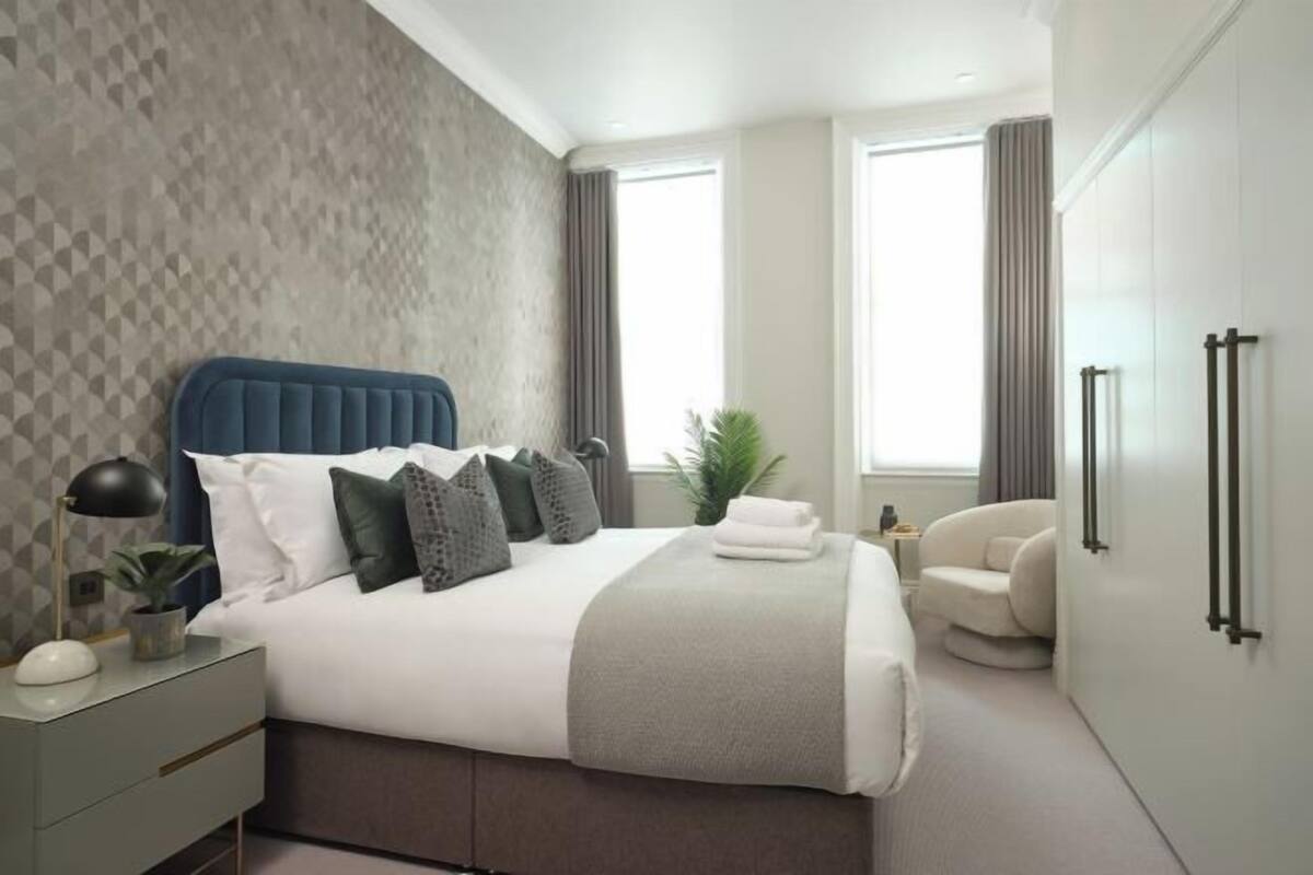In-room safe, desk, laptop workspace, blackout drapes