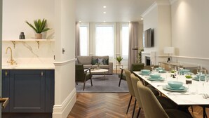 Two Bedroom Two Bathroom | 客室内のダイニングエリア