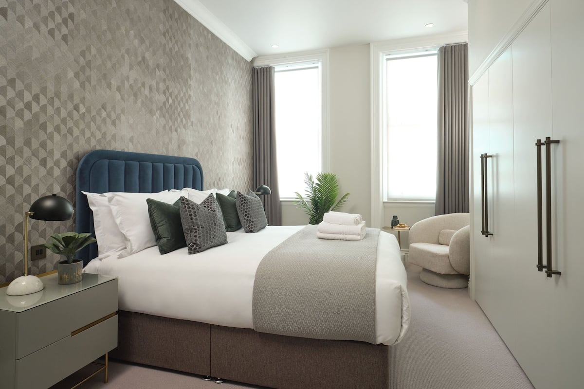 1 Schlafzimmer, Zimmersafe, Schreibtisch, laptopgeeigneter Arbeitsplatz