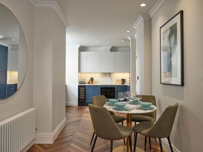 One Bedroom One Bathroom | Eget kjøkken | Kjøleskap, mikrobølgeovn, ovn og kokeplater