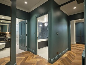One Bedroom One Bathroom | Bad | Regndusjhode, miljøvennlige toalettsaker, hårføner og håndklær