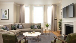 Two Bedroom Two Bathroom | リビング エリア | スマートテレビ、Netflix、ストリーミングサービス