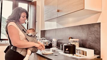 Fridge, oven, stovetop, coffee/tea maker