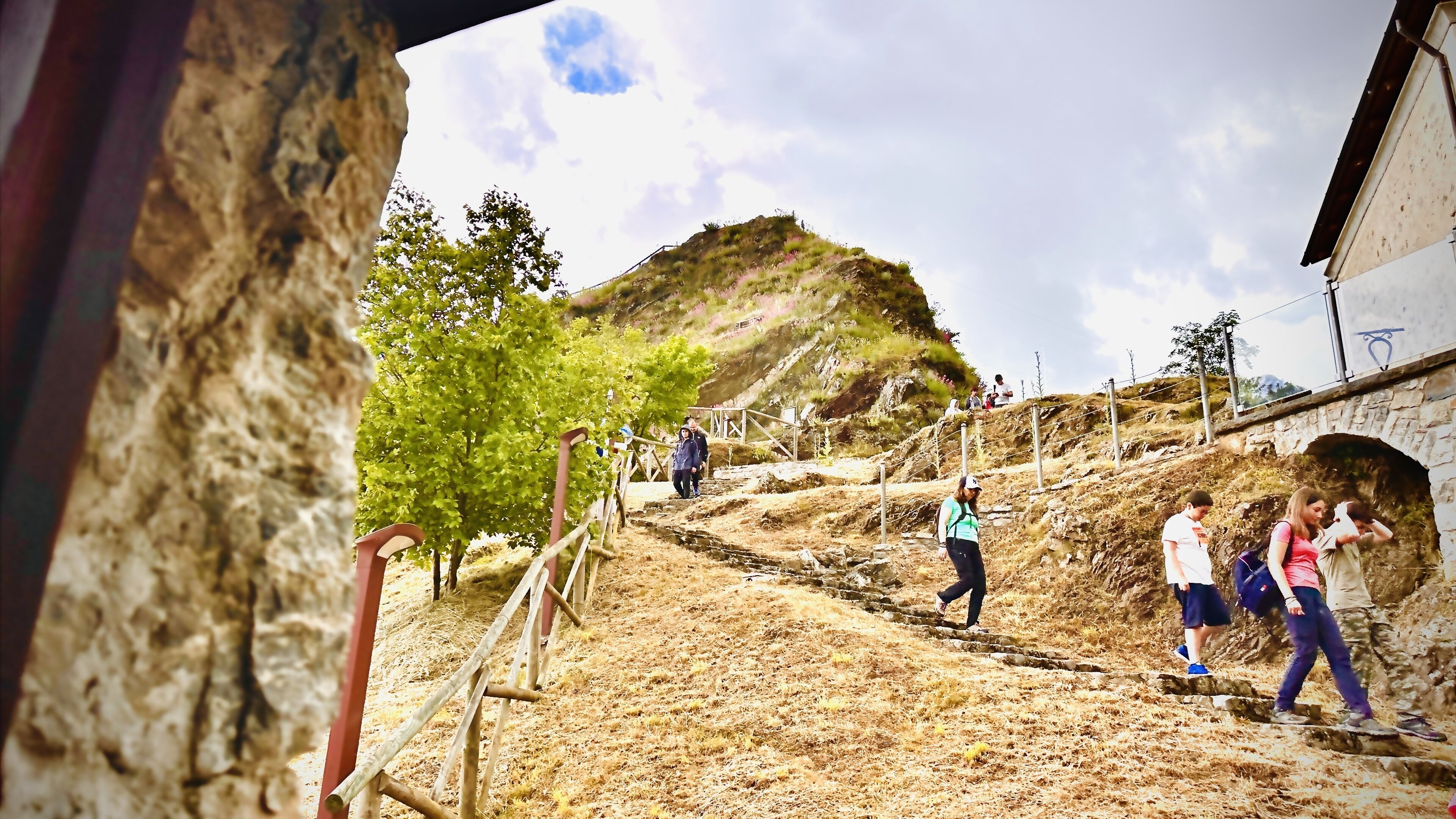 Un escalier en pierre menant au sommet d’une colline, d’où l’on peut admirer une montagne au loin.