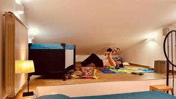 1 habitación, tabla de planchar con plancha y cuna de viaje