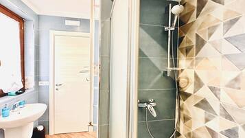 Douche, sèche-cheveux, bidet, serviettes fournies