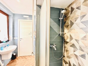 Bruser, hårtørrer, bidet, håndklæder